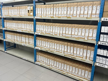 入口处设有指纹识别装置