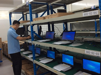 専門ラインでのPC組立作業