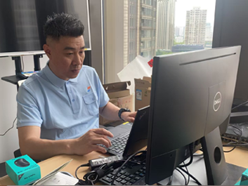 配有监控摄像头